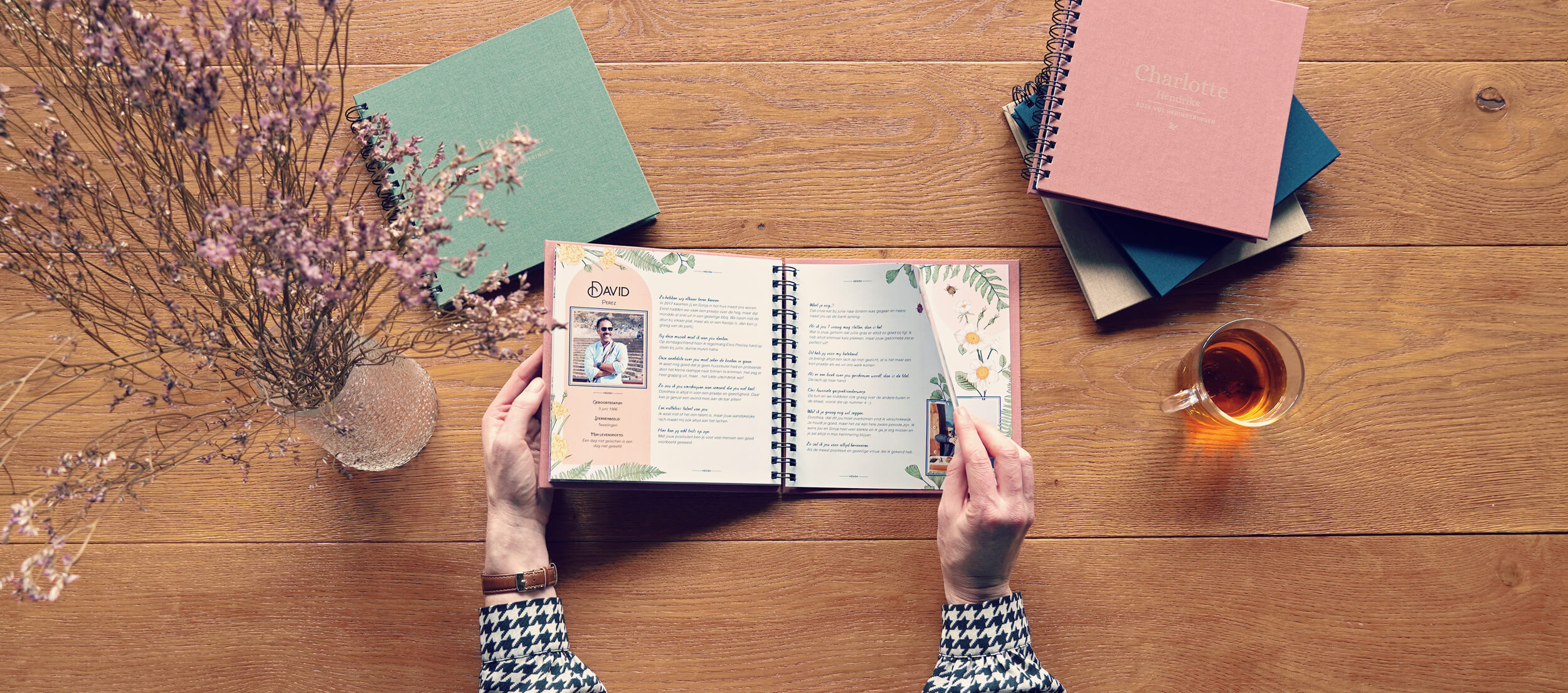 voorbeelden van een boek vol herinneringen doorbladeren aan een tafel