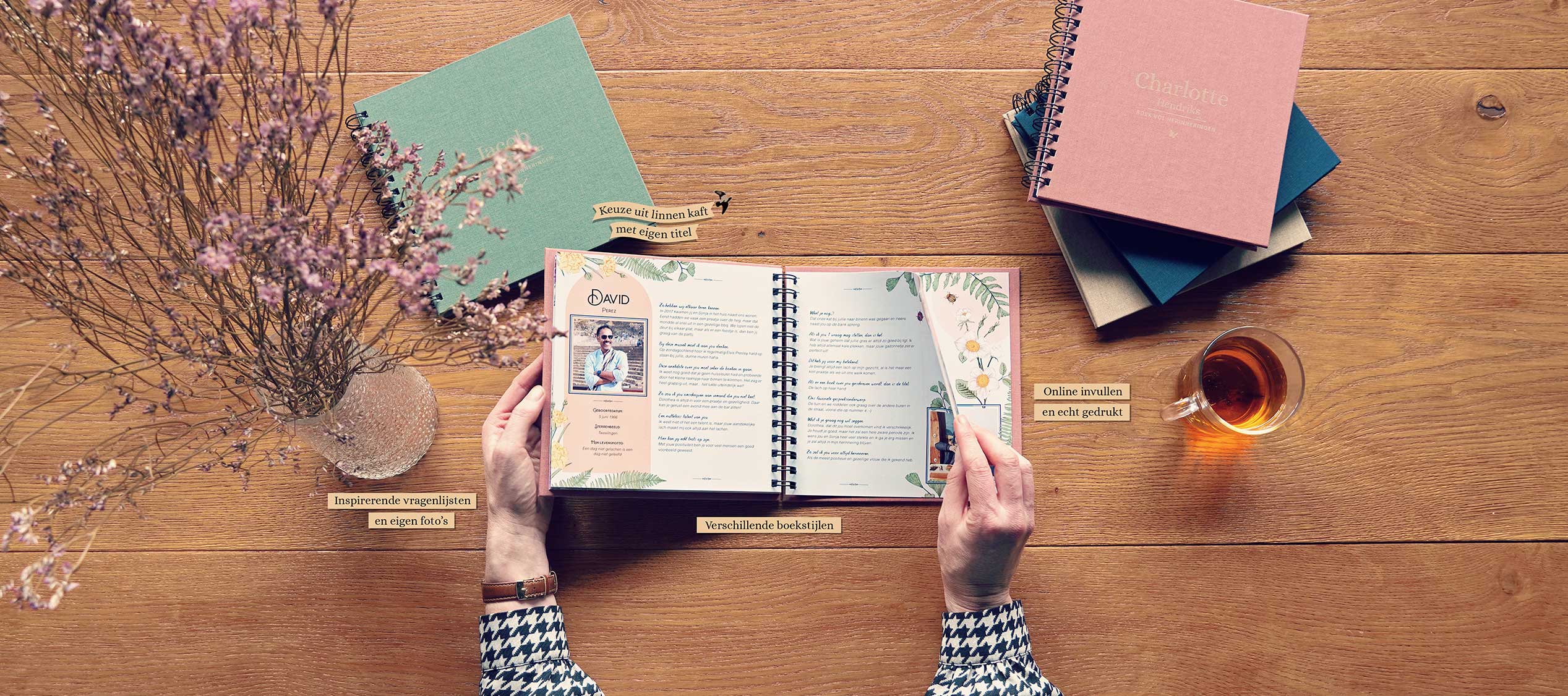 Boek vol herinneringen op tafel op een babyshower met uitleg hoe je het zelf maakt